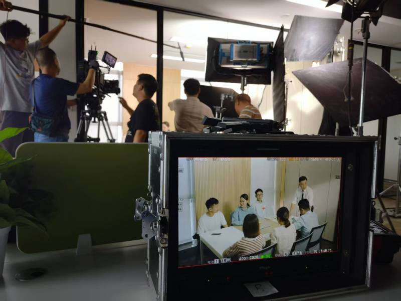 龙岗区TVC拍摄公司：科技产品视觉化大师，诠释未来感与功能美学